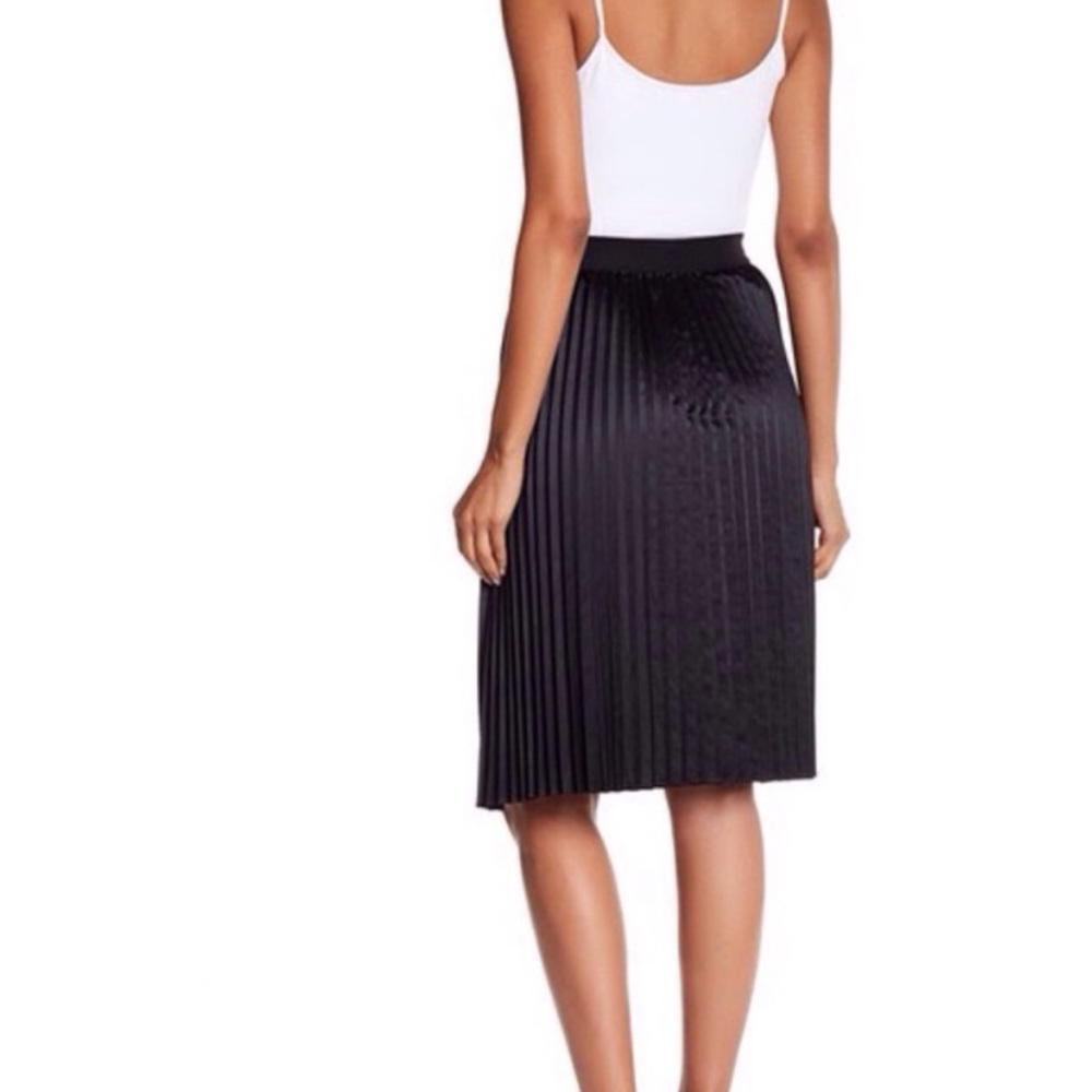 T TAHARI PHEOBE Black Satin Pleated Skirt size M - Picture 3 of 15